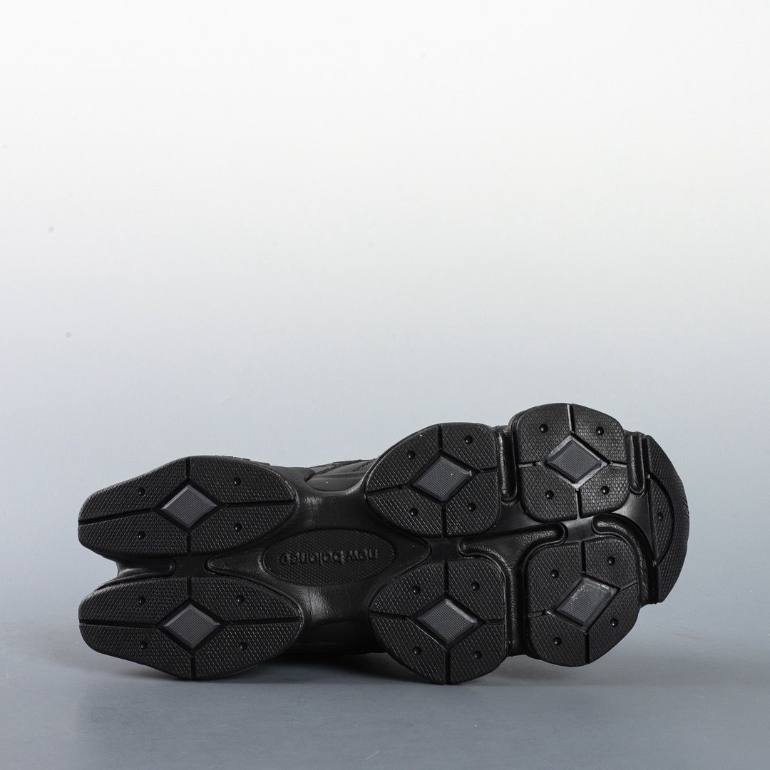 9060 New Balance Triple Black Leather