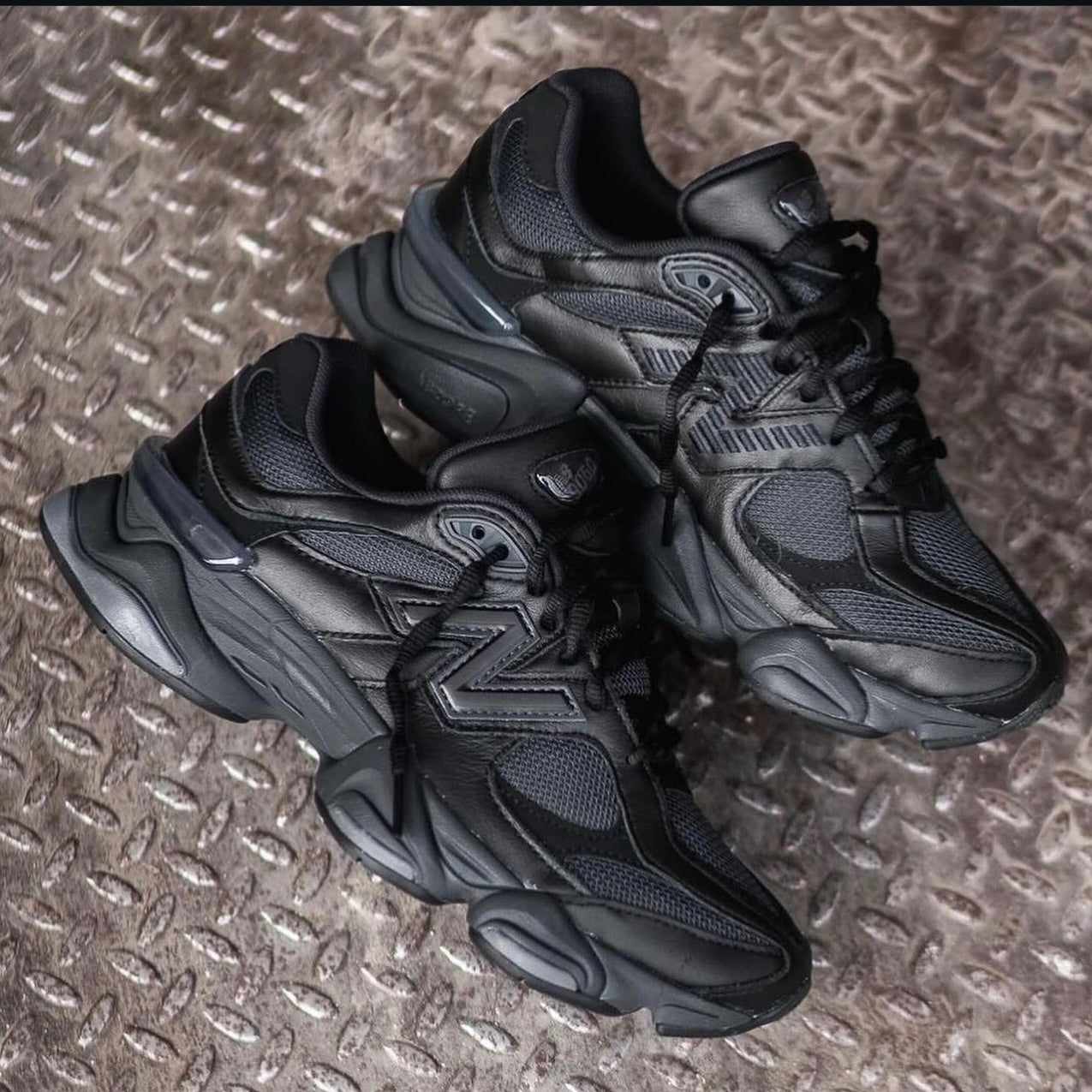 9060 New Balance Triple Black Leather