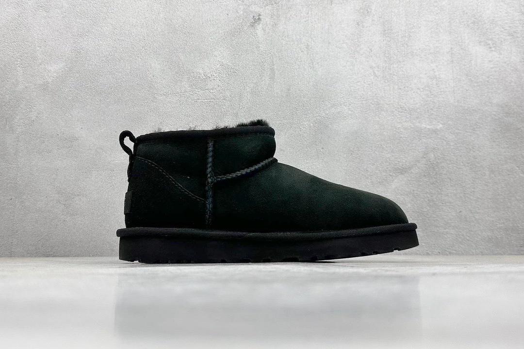 Ugg classic mini black boot