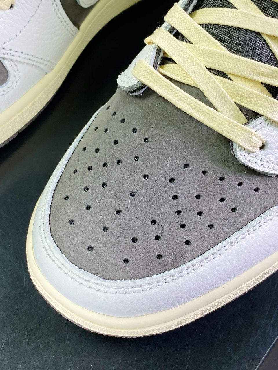 Travis Scott X Jordan 1 Low Mocha