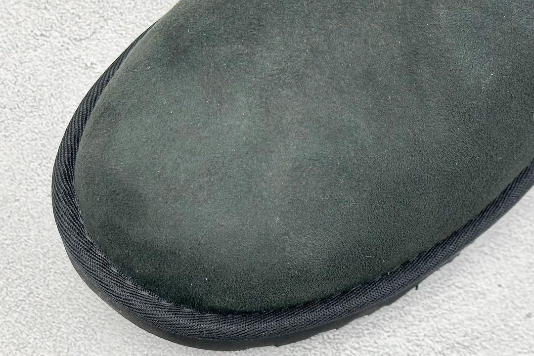 Ugg classic mini black boot