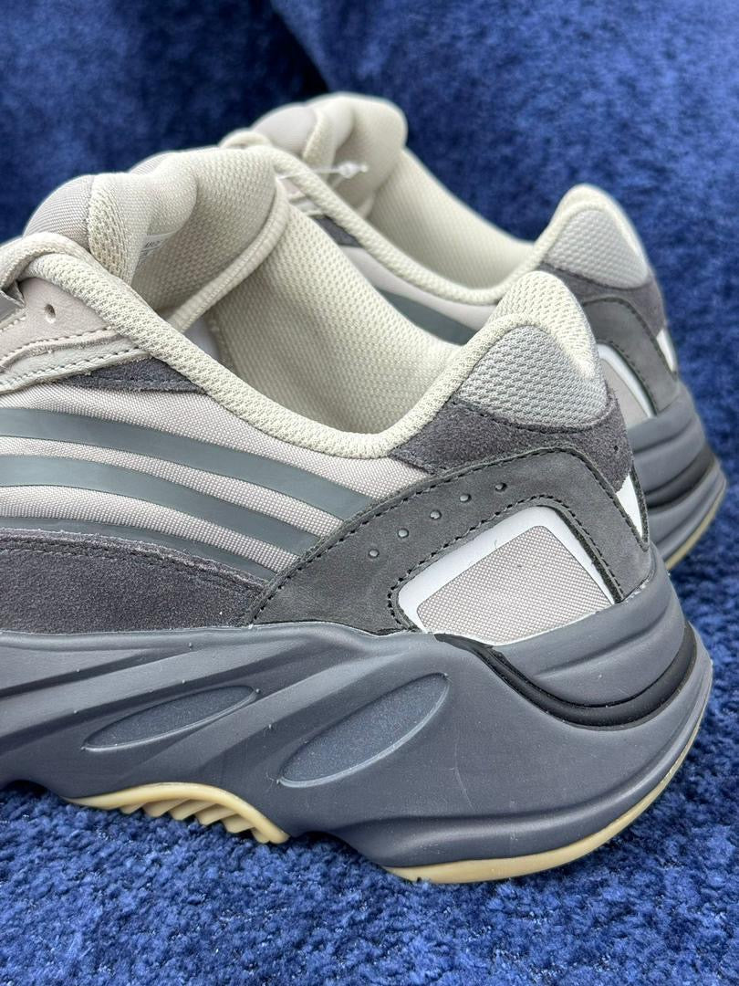 Adidas Yeezy Boost 700 V2