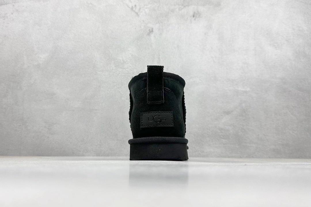 Ugg classic mini black boot