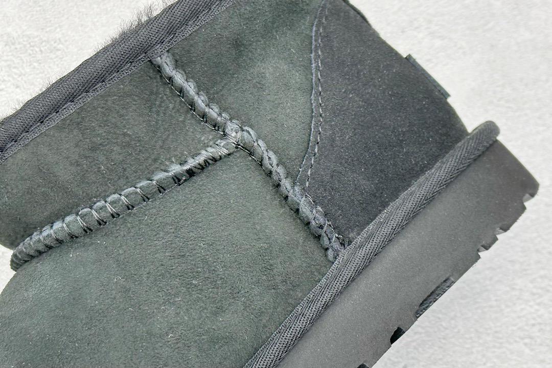 Ugg classic mini black boot