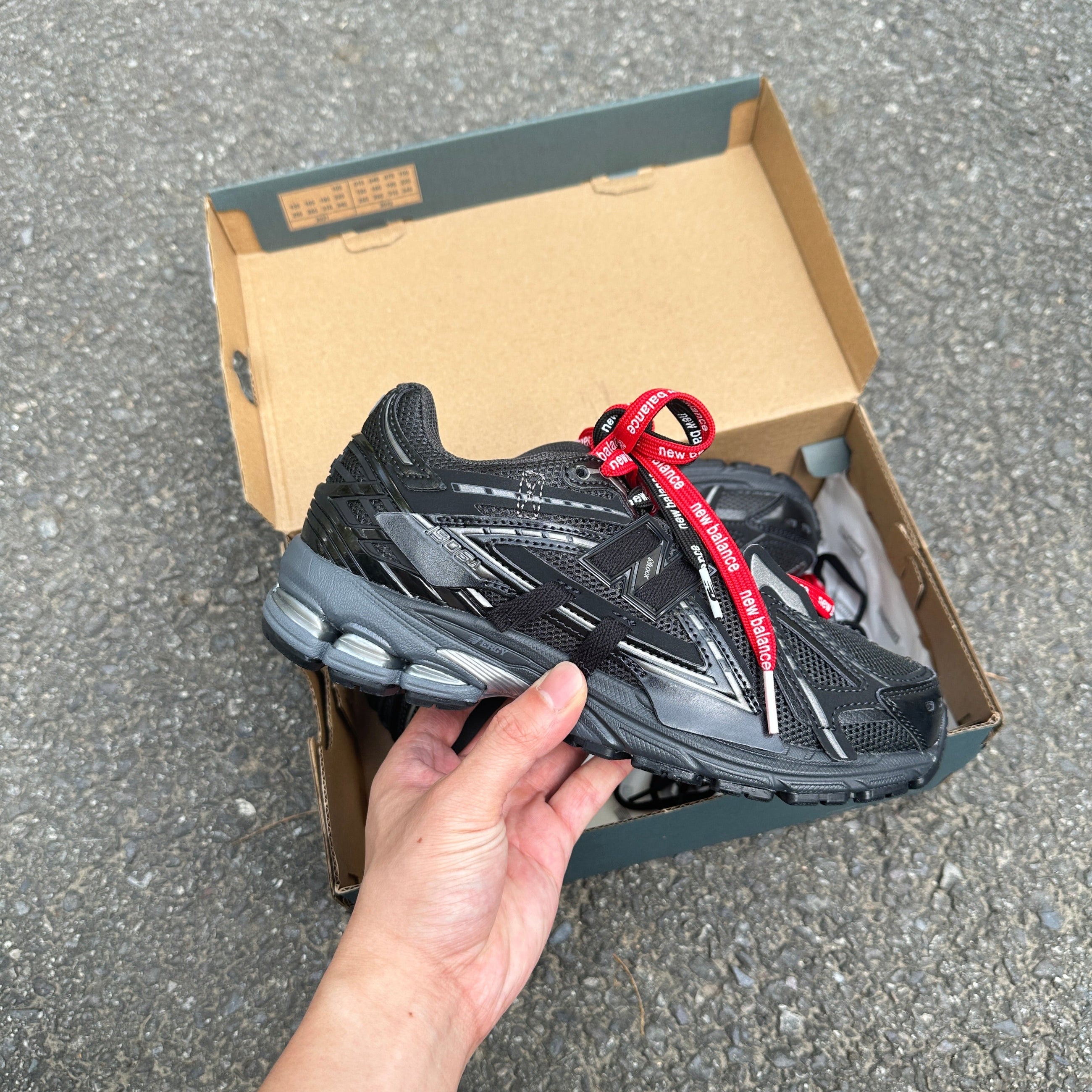 1906a New Balance Black 2025 (Offet Lacets)