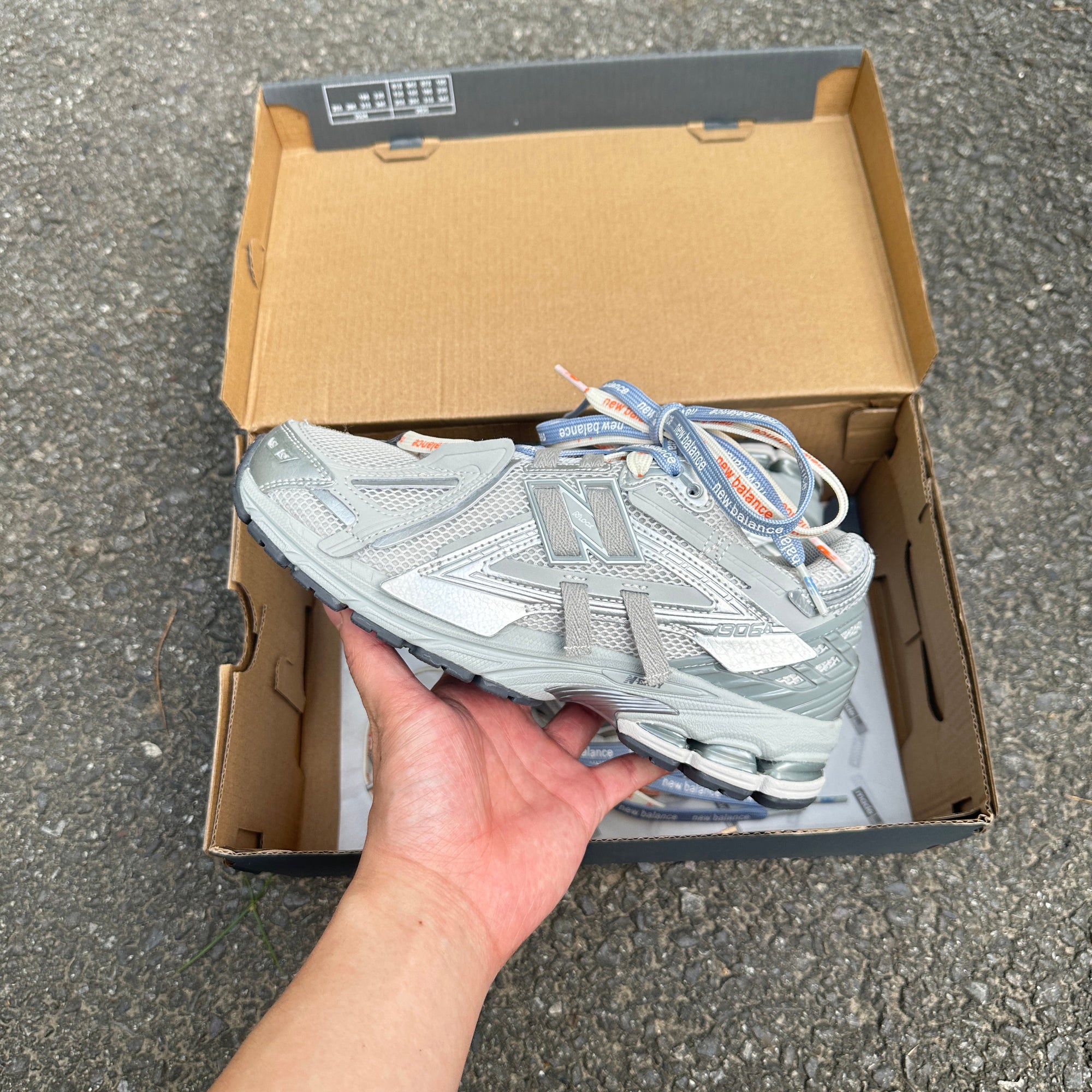 1906a New Balance Gray Metallic 2025 (Lacets offered)
