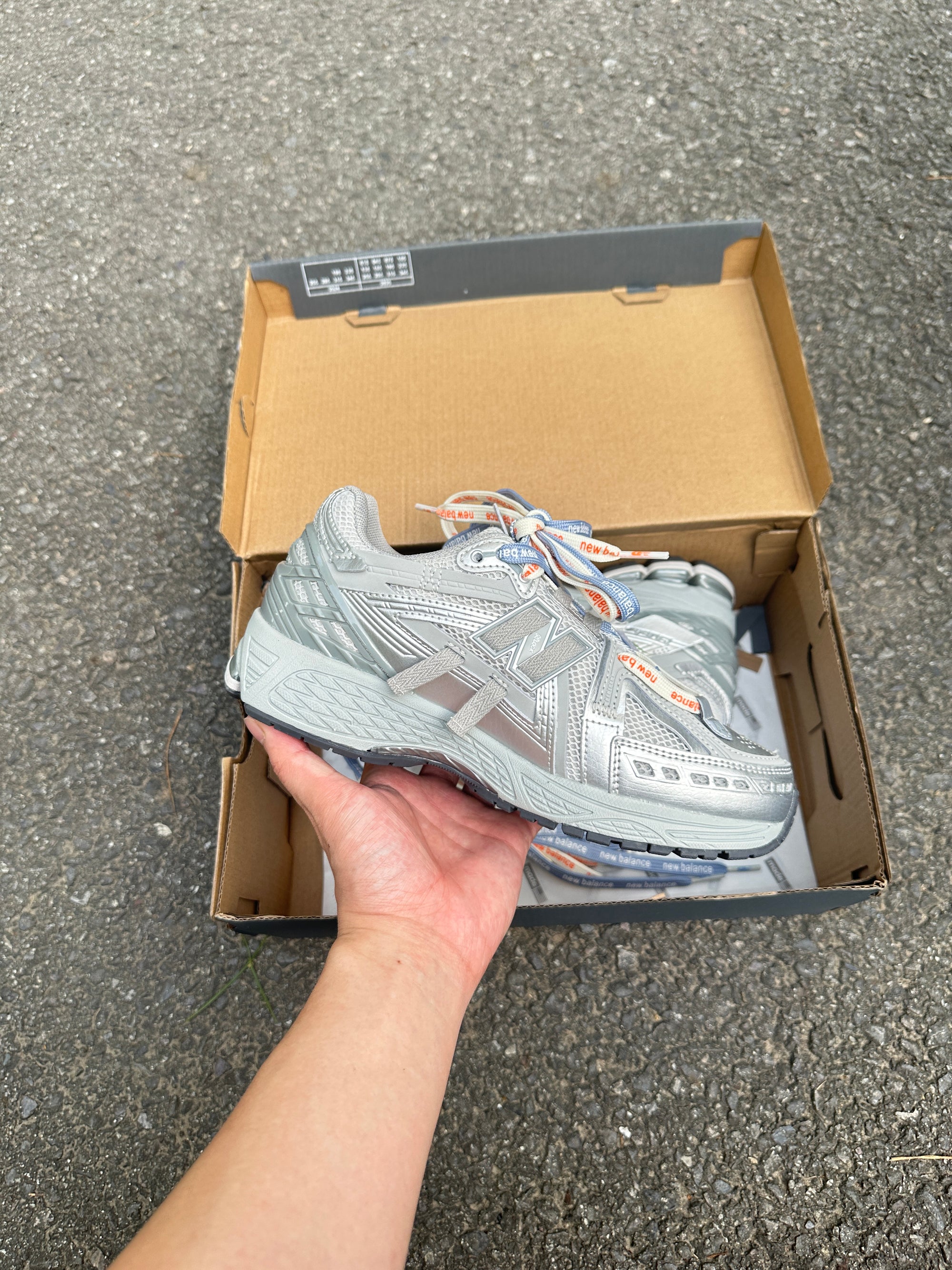 1906a New Balance Gray Metallic 2025 (Lacets offered)