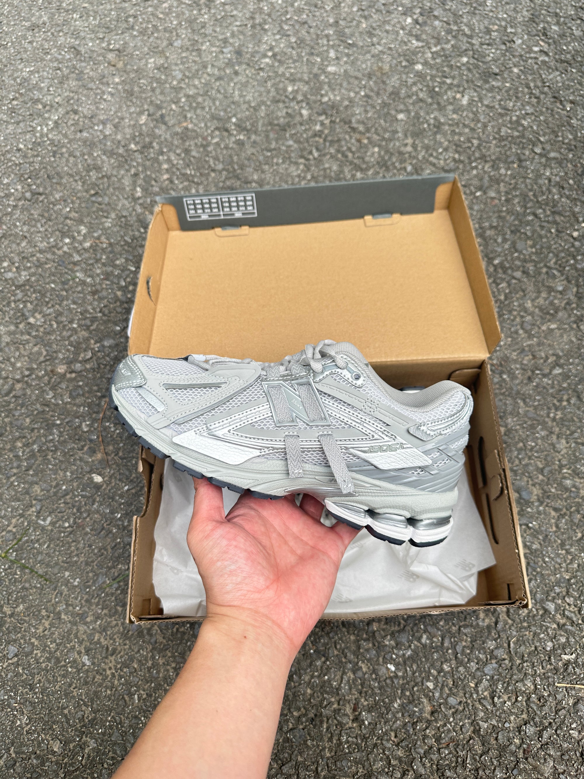 1906a New Balance Gray Metallic 2025 (Lacets offered)