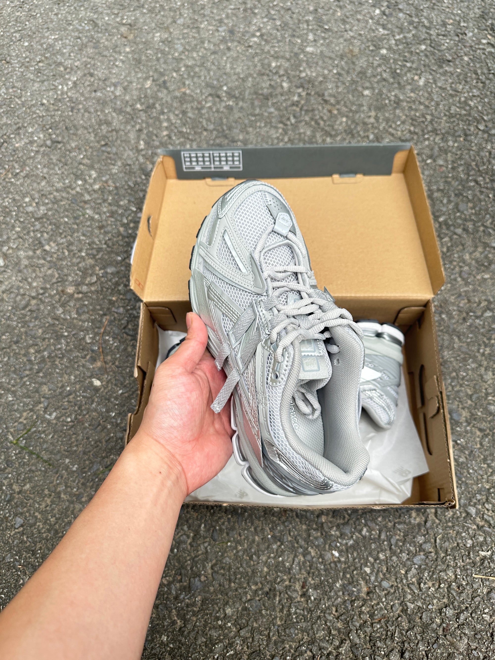 1906a New Balance Gray Metallic 2025 (Lacets offered)