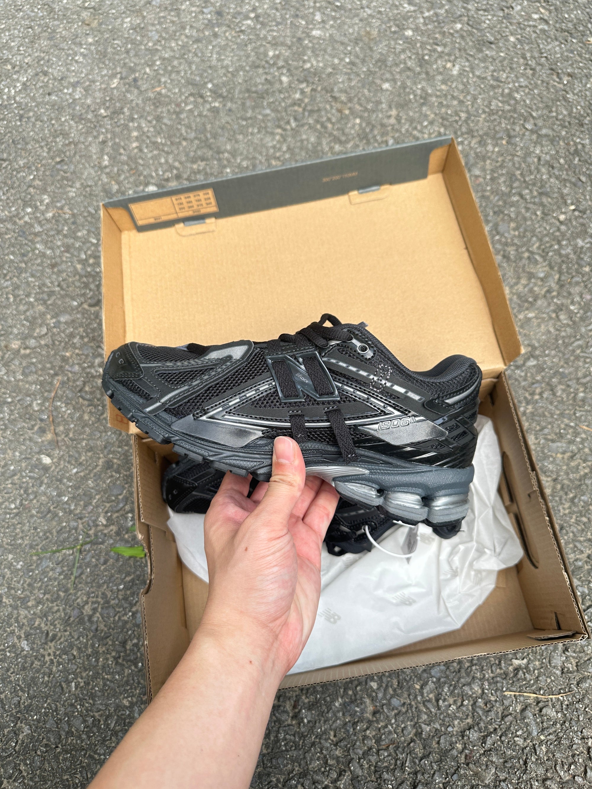 1906a New Balance Black 2025 (Offet Lacets)