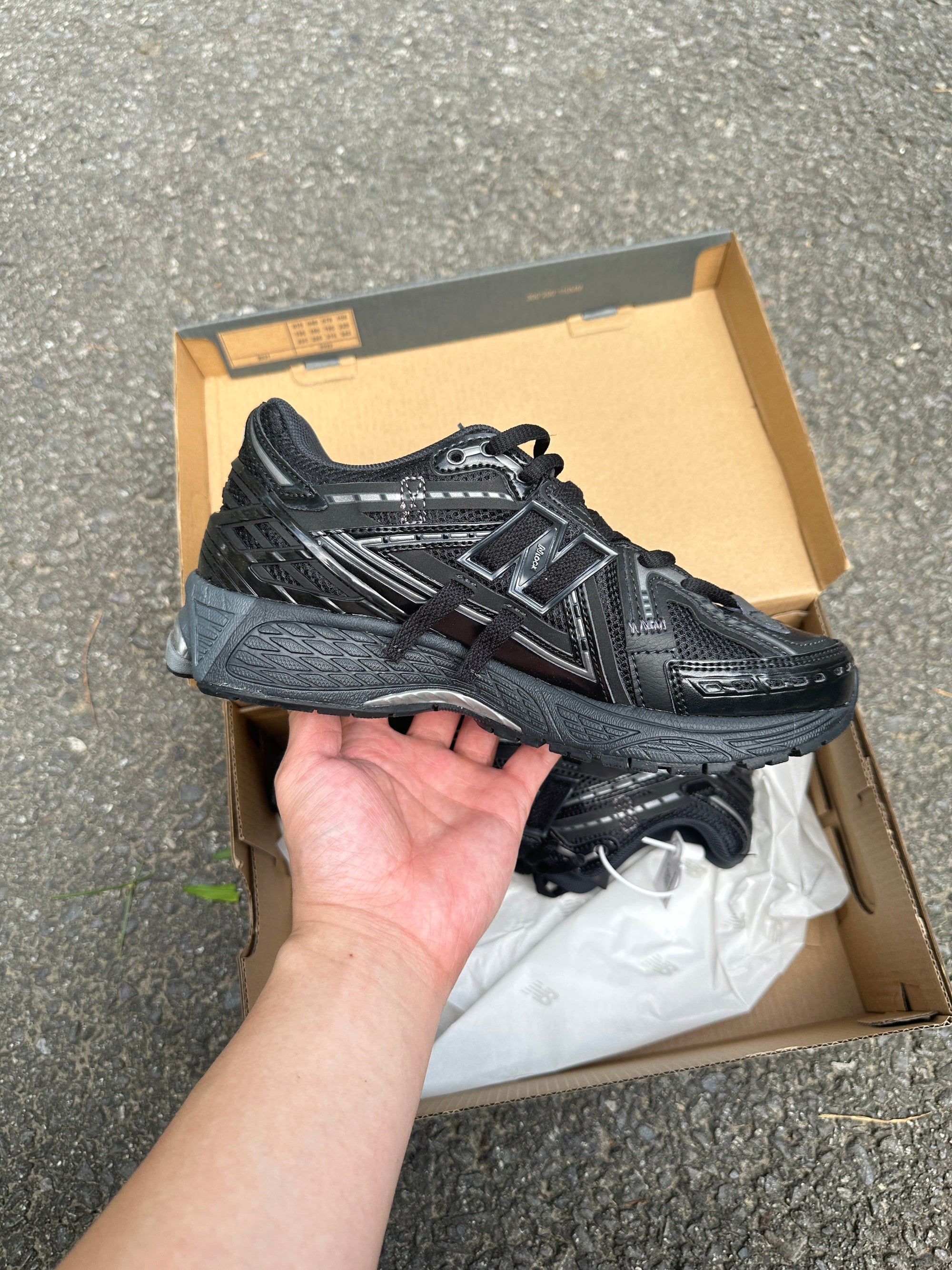 1906a New Balance Black 2025 (Offet Lacets)