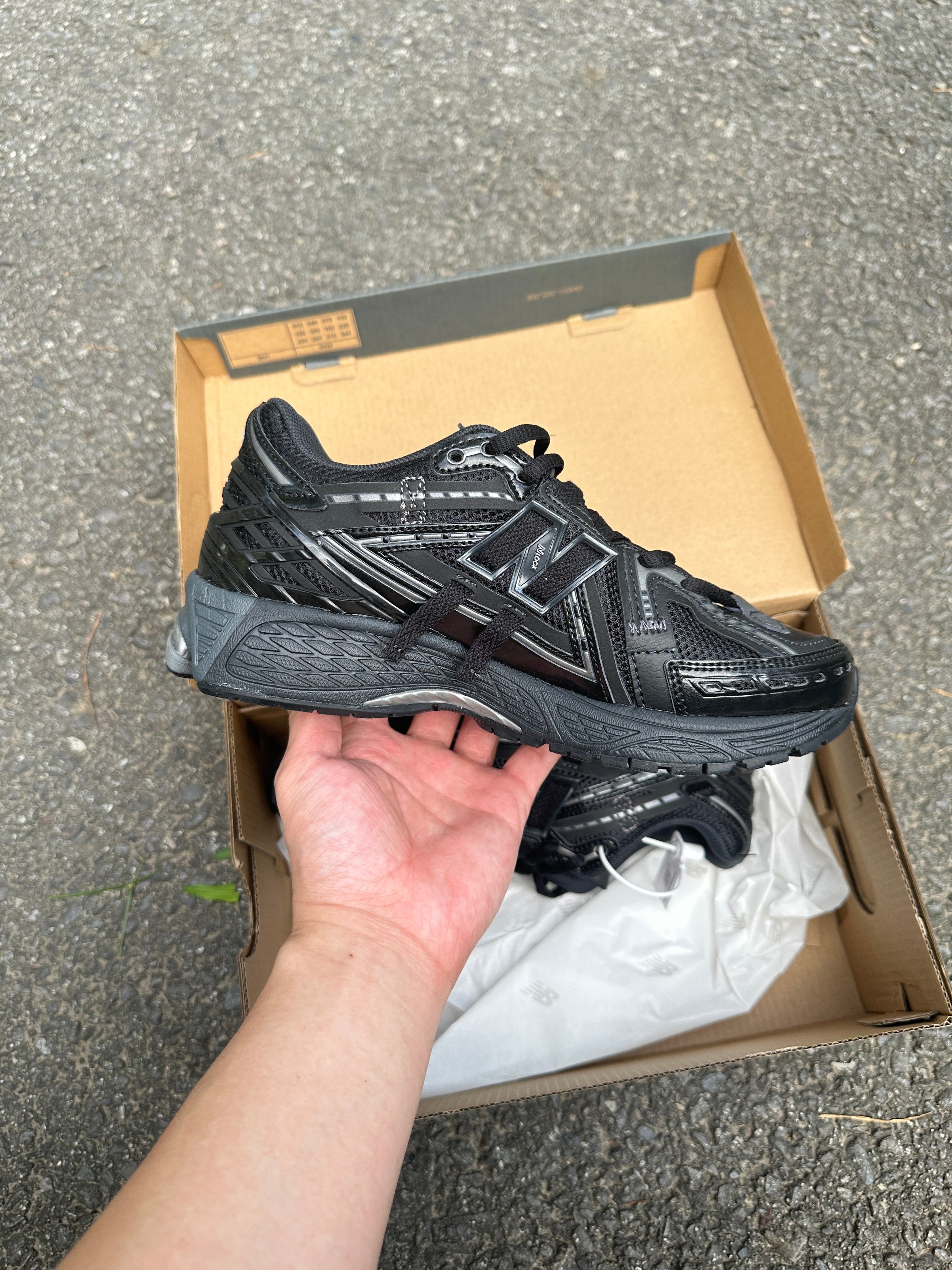 1906a New Balance Black 2025 (Offet Lacets)