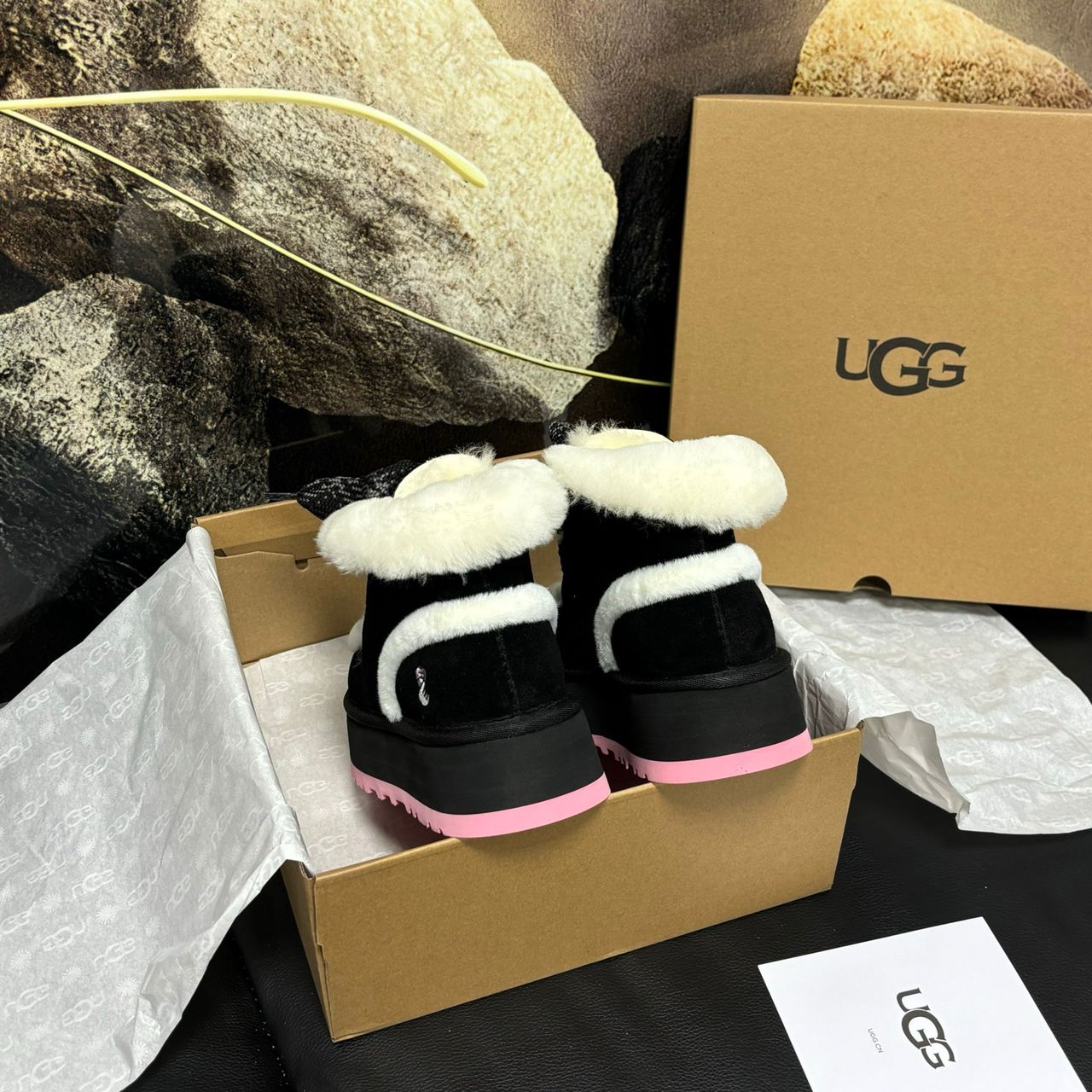 UGG Platform Noire & Rose