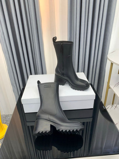 Trendy 2023 black boot