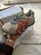 Asics Gel-Kahana 8 sable et rouge, vue latérale