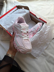 Nike running pink, lace laces, front view